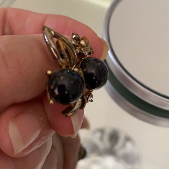 Vtg black flecked stone  screw back earrings - Picture 6 of 7